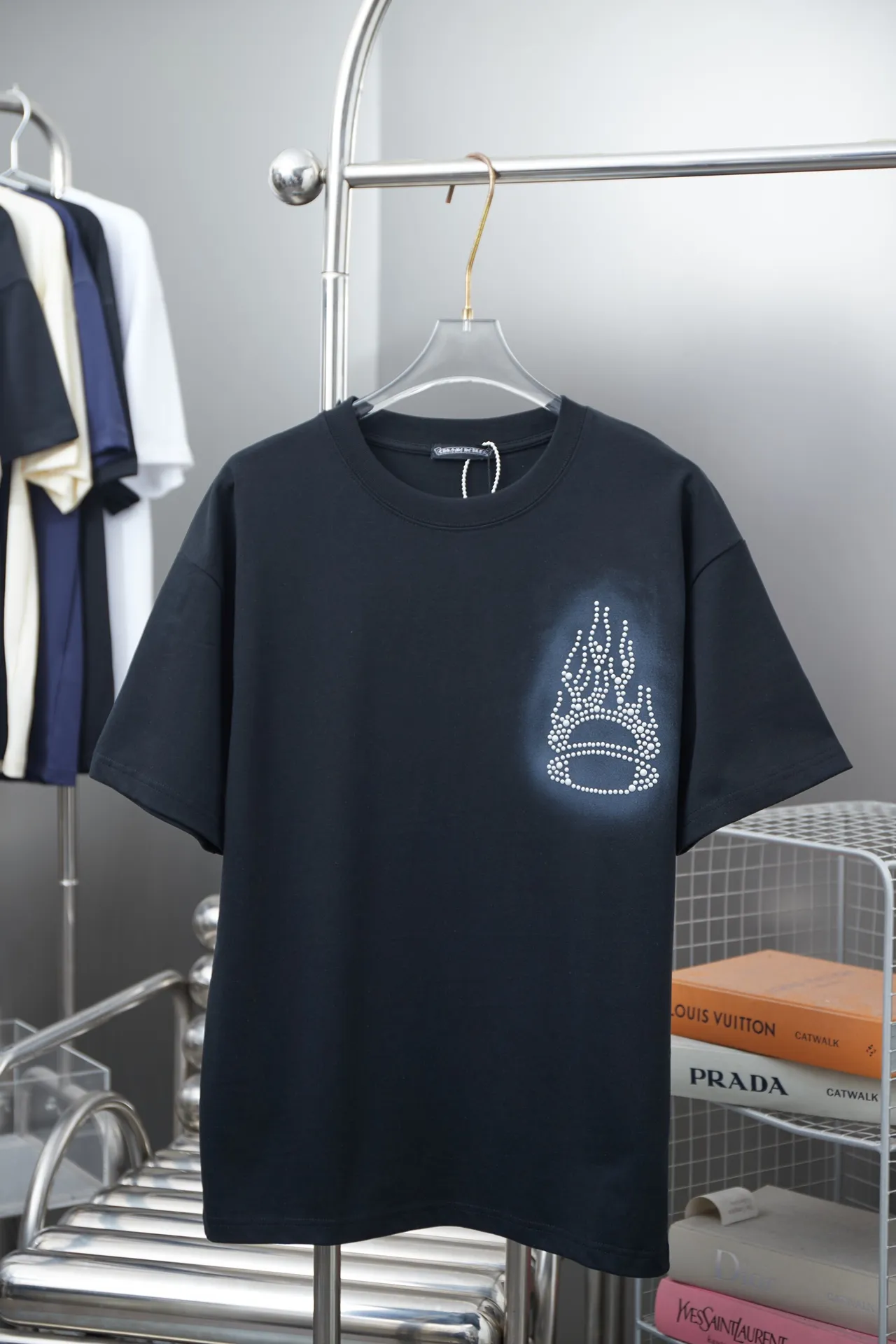 🅿️220 Ch*ome Hearte 25SS new style for early spring, short-sleeved Croix heart diamonds, light luxury, essential item for daily commuting for men and women, correct version, welcome to compare, detailed features · 320g 100% pure cotton double yarn jersey fabric · Special thickened 32 pieces of double-strand 1X1 thread in the same vat custom dyeing · Imported Australian matte pearlescent diamonds ➕ Artificial spray color · Double needle stitching and cross-stitching process · Original main mark, washed tag, brand moisture-proof paper packaging Color: black/white Size: S/M/L/XL